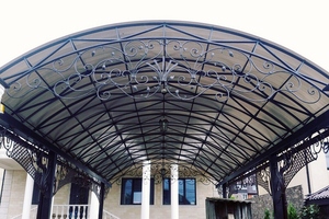 Навесы из металла и дерева,  поликорбоната и стекла каленного. В пр #1649850