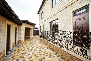 Травертин,  цоколь,  кабанчик,  брусчатка,  тротуарная плитка.Фасадные работы,  траве #1657556