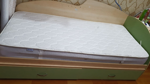 Продаётся односпальная кровать с матрасом #1738702